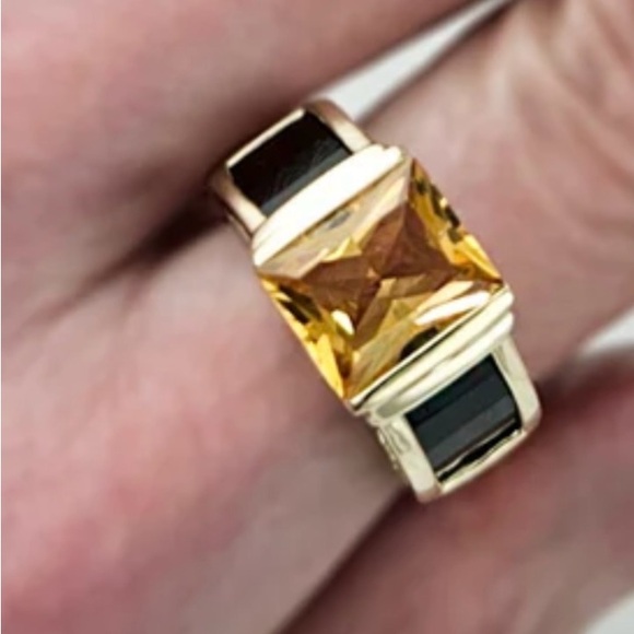 In excellent condition size 7 Starburst citrine and garnet stone 14 k gold rings